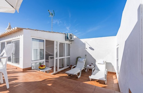 Alporchinhos Apartment | Apartment 'Casa Oliveira - Algarve' with Sea View, Wi-Fi and Air Conditioning