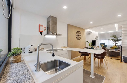 Aveiro Apartment | Apartment 'Casa Ponte Dos Namorados' with Balcony, Wi-Fi and Air Conditioning