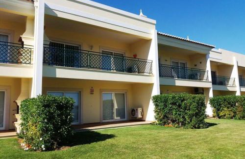 Sesmarias Apartment | Apartment Coelha Beach - Pool - Free Wi-Fi - Air Con