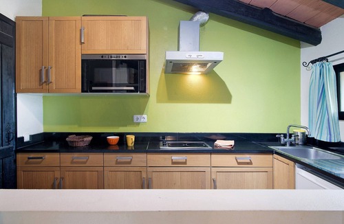 Santa Luzia Apartment | Apartment 'Estúdio - Pedras Del Rei' with Shared Pool, Private Garden and Air Conditioning