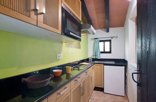 Santa Luzia Apartment | Apartment 'Estúdio - Pedras Del Rei' with Shared Pool, Private Garden and Air Conditioning