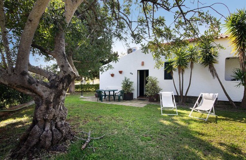 Santa Luzia Apartment | Apartment 'Estúdio - Pedras Del Rei' with Shared Pool, Private Garden and Air Conditioning