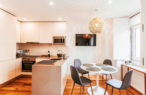 Linda-a-Velha Apartment | Apartment in Ajuda for a Couple