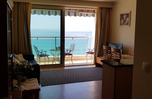 Santiago Apartment | Apartment in Sesimbra in 1st line of beach, facing the sea and central