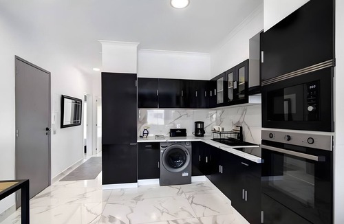 Monte Raposo Apartment | Apartment 'Luxury T2 Near Armação De Pêra' with Wi-Fi and Air Conditioning