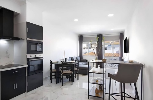 Monte Raposo Apartment | Apartment 'Luxury T2 Near Armação De Pêra' with Wi-Fi and Air Conditioning