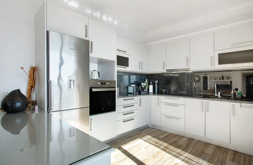 Lombo do Doutor Apartment | Apartment 'Morning Glory' with Sea View, Shared Pool and Wi-Fi