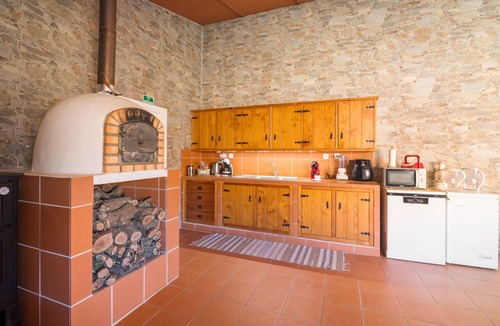 Corte do Pinto Apartment | Apartment 'Quarto 6' with Wi-Fi and Air Conditioning