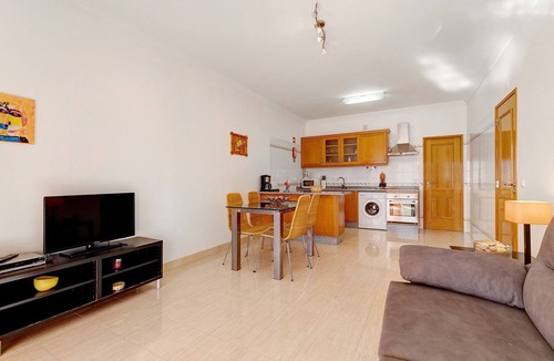 Alporchinhos Apartment | Apartment 'Quinta Das Palmeiras' with Sea View, Wi-Fi and Air Conditioning