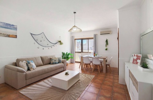 Vila Real Santo Antonio Apartment | Apartment 'Refúgio Do Mar' with Balcony, Wi-Fi and Air Conditioning