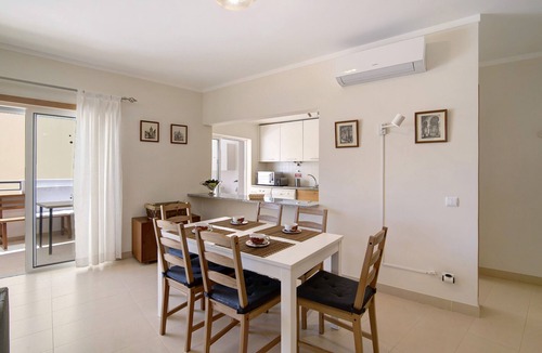 Conceicao e Cabanas de Tavira Apartment | Apartment 'Royal Cabanas Beach 145' with Shared Pool, Shared Garden and Air Conditioning