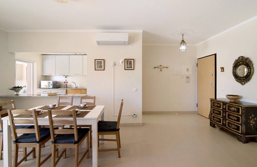 Conceicao e Cabanas de Tavira Apartment | Apartment 'Royal Cabanas Beach 145' with Shared Pool, Shared Garden and Air Conditioning