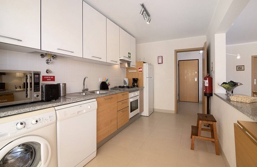 Conceicao e Cabanas de Tavira Apartment | Apartment 'Royal Cabanas Beach 145' with Shared Pool, Shared Garden and Air Conditioning