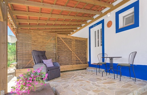 Reliquias Apartment | Apartment 'Sunny' with Mountain View, Shared Pool and Wi-Fi