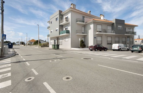 Gafanha da Nazare Apartment | Apartment 'T2 Near the Beach' with Shared Terrace and Wi-Fi