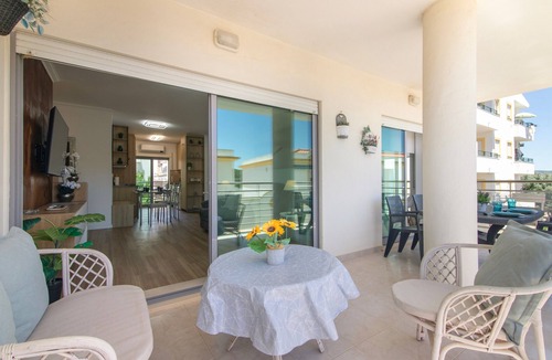 Alfa-Mar Apartment | Apartment 'T2 Reis' with Shared Pool, Wi-Fi, and Air Conditioning