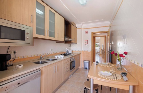 Urbanizacao dos Calicos Apartment | Apartment 'Thiago Holidays' with Shared Pool, Wi-Fi and Air Conditioning