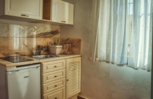 Calicas Apartment | Apartment with beach access and pool sleeps 3