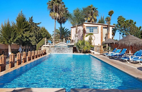 Monte Raposo House | Apartment with Terrace, Shared Pool & Wi-Fi