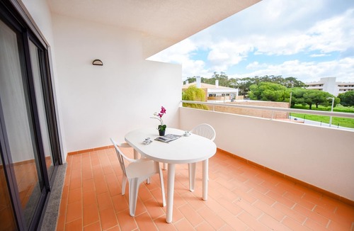 Ameijeira Apartment | Apt. Casa Luciano, a couple minutes walk to D. Ana Beach