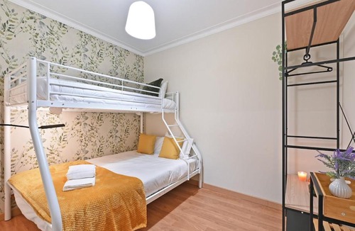 Vila Nova de Gaia Apartment | Arca de Ouro Apartamento Espaçoso by Su e Luís