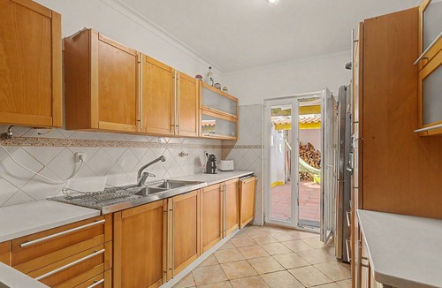 Sao Lourenco House | Azeitão Guest House with Private Terrace, Wi-Fi, and Air Conditioning