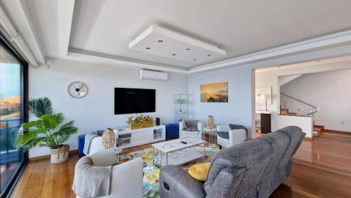 Gaula Villa | Azure Serenity - jacuzzi & sea view by LovelyStay