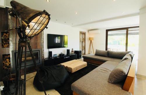 Alcalar Villa | Beautiful Algarve Pool Villa Bali 15min to beach