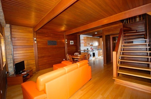 Casais do Rio House | Beautiful holiday house with wood interiors, close to the beach and golf courses