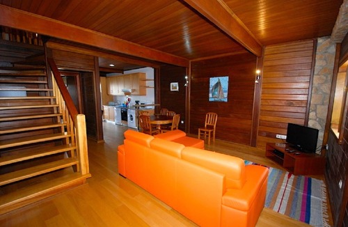 Casais do Rio House | Beautiful holiday house with wood interiors, near beaches and golf courses