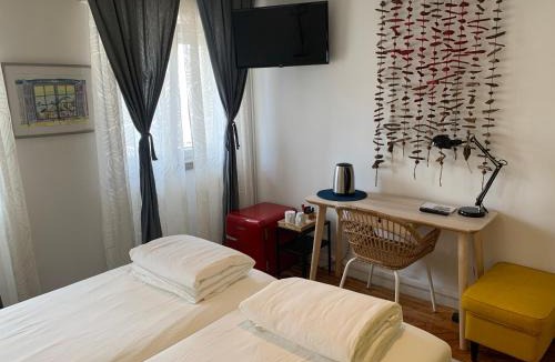 Paco De Arcos House | Beautiful Private Room next to Lisbon