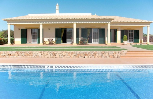 Caramujeira House | Beautiful private villa for 6 guests with private pool, A/C, TV and terrace
