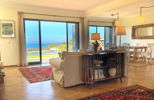 Azoia Apartment | Between Sesimbra & Meco with Ocean View - No Parties Allowed