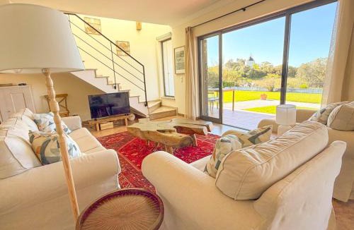 Azoia Apartment | Between Sesimbra & Meco with Ocean View - No Parties Allowed