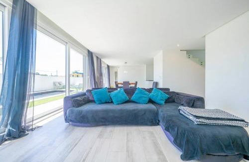 Seixal House | Black Pool House just 10 minutes away from the beach