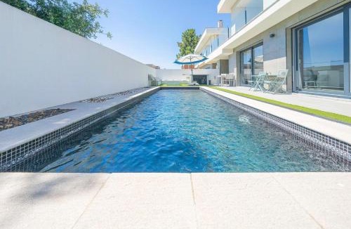 Seixal House | Black Pool House just 10 minutes away from the beach