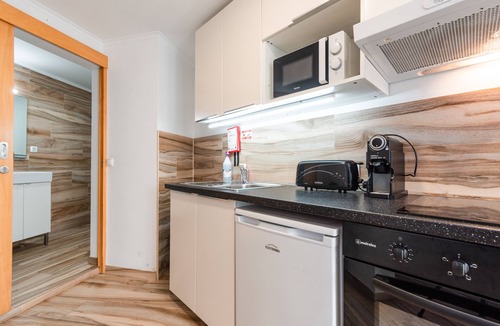 Peniche de Cima Apartment | Blue Studio with shared patio, 200 meters, 3 min by foot Beach of Peniche