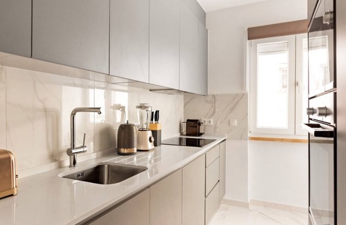 Santo Condestavel Apartment | Blueground | Campo de Ourique, furnished home