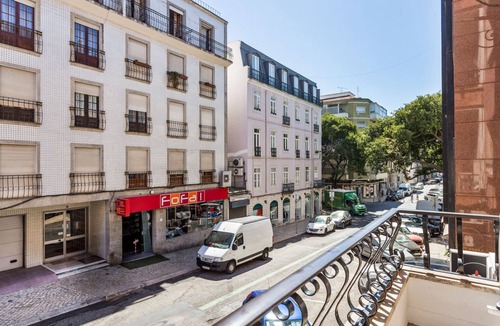Santo Condestavel Apartment | Blueground | Campo de Ourique, furnished home