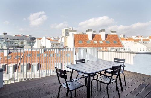 Lisbon Old Town Apartment | Blueground | Santo António, pool & parking