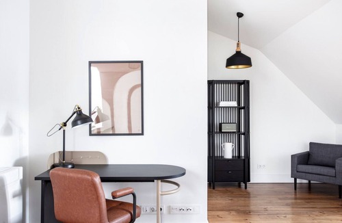 Lisbon Old Town Apartment | Blueground | Santo António, pool & parking
