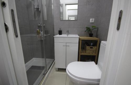 Santo Antonio House | Bordeaux M1 R3 - Nice & Comfortable Double Room with Private Patio & Shared Bathroom