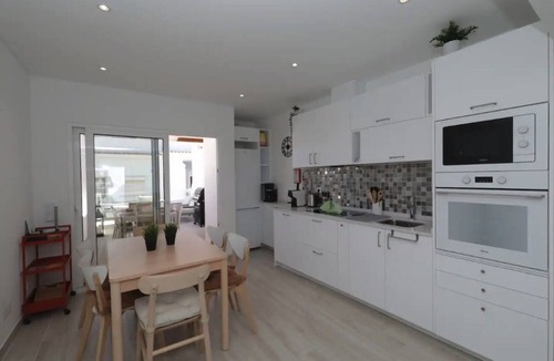 Tavira House | Bougainvillea Holiday Home with Private Terrace, Wi-Fi and Air Conditioning