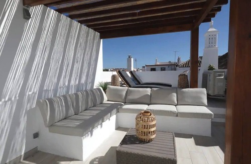 Tavira House | Bougainvillea Holiday Home with Private Terrace, Wi-Fi and Air Conditioning