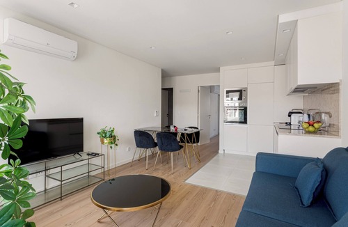 Linda-a-Velha Apartment | Bright 2-Bedroom Apartment in Ajuda with AC