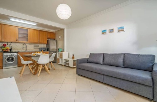 Santa Luzia Apartment | Bright & Comfortable Flat by HostWise