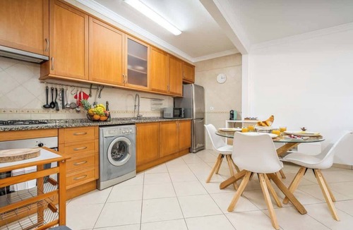 Santa Luzia Apartment | Bright & Comfortable Flat by HostWise