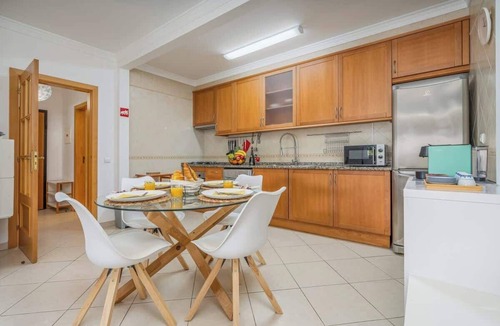 Santa Luzia Apartment | Bright & Comfortable Flat by HostWise