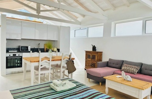 Moncarapacho e Fuseta Apartment | Bright Elegant Algarve Cottage with Natural Pond