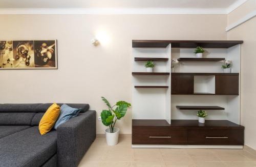 Gale Apartment | Bright Lovely Flat w/Balcony
